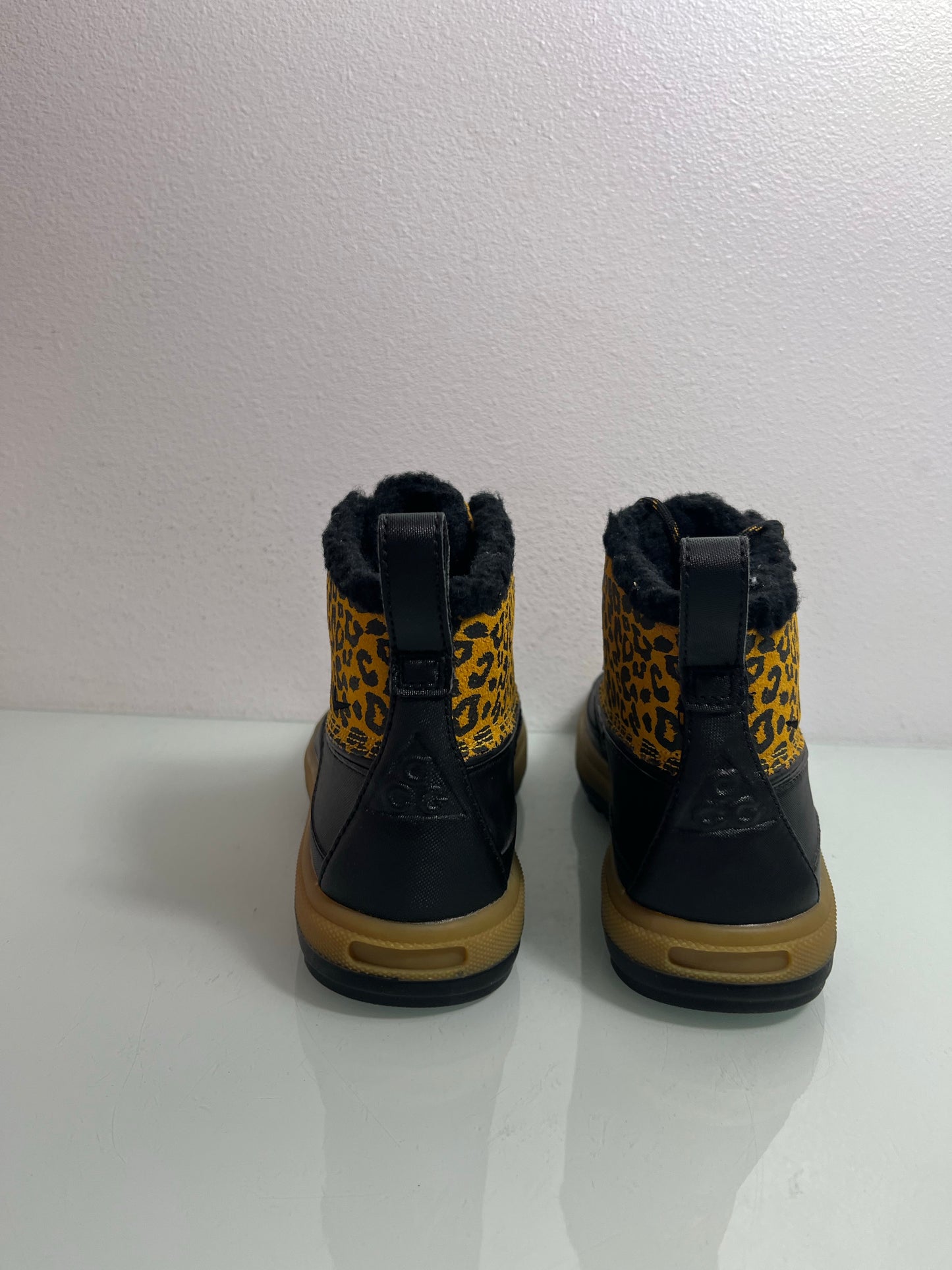 Nike Woodside Chuka II Boots Women's 6.5- 537345 700
