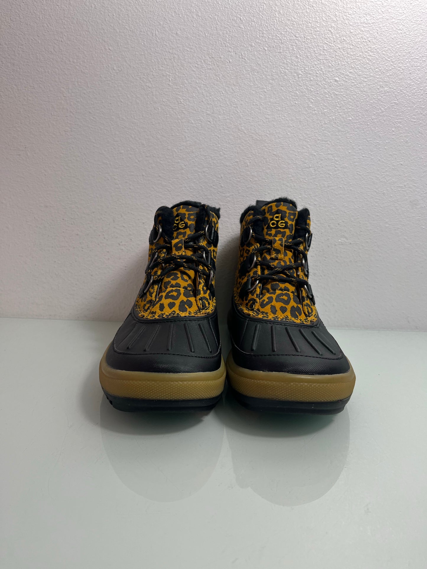 Nike Woodside Chuka II Boots Women's 6.5- 537345 700