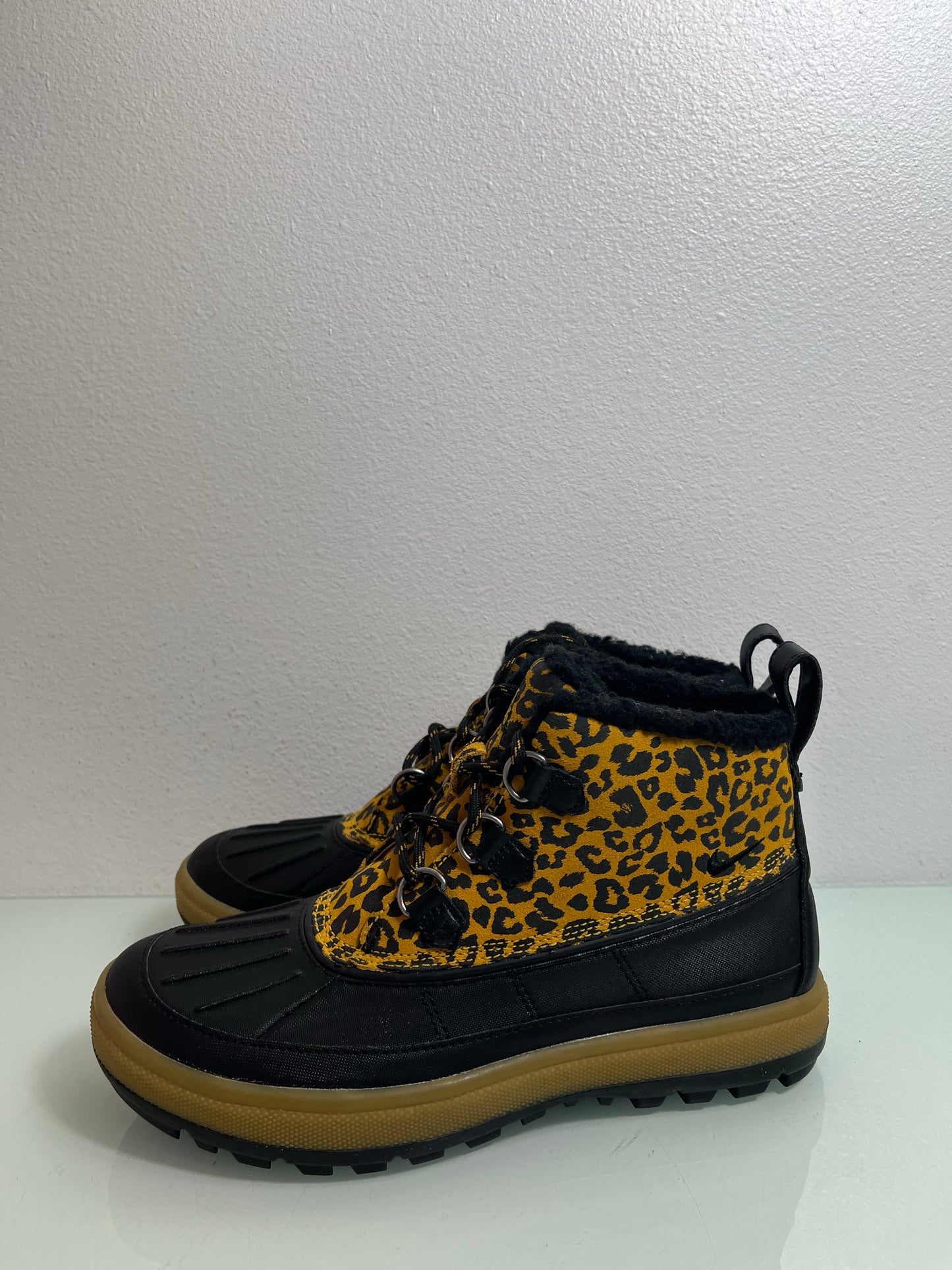 Nike Woodside Chuka II Boots Women's 6.5- 537345 700