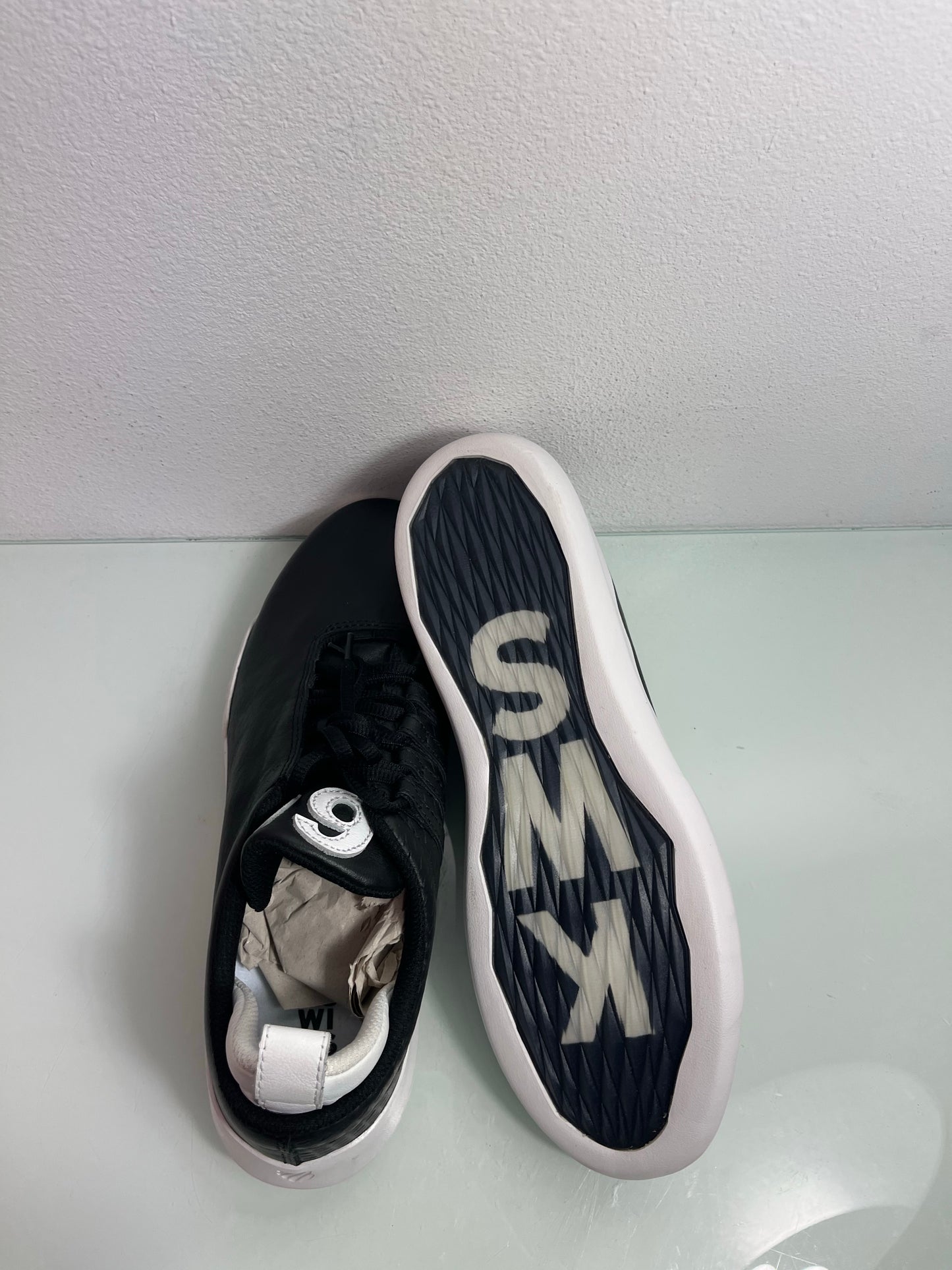Gen-K Sneaker "Black/White" Men's 8.5- 05577 002 LOW