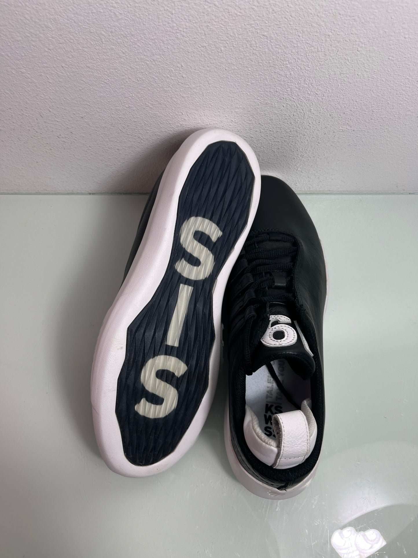 Gen-K Sneaker "Black/White" Men's 8.5- 05577 002 LOW