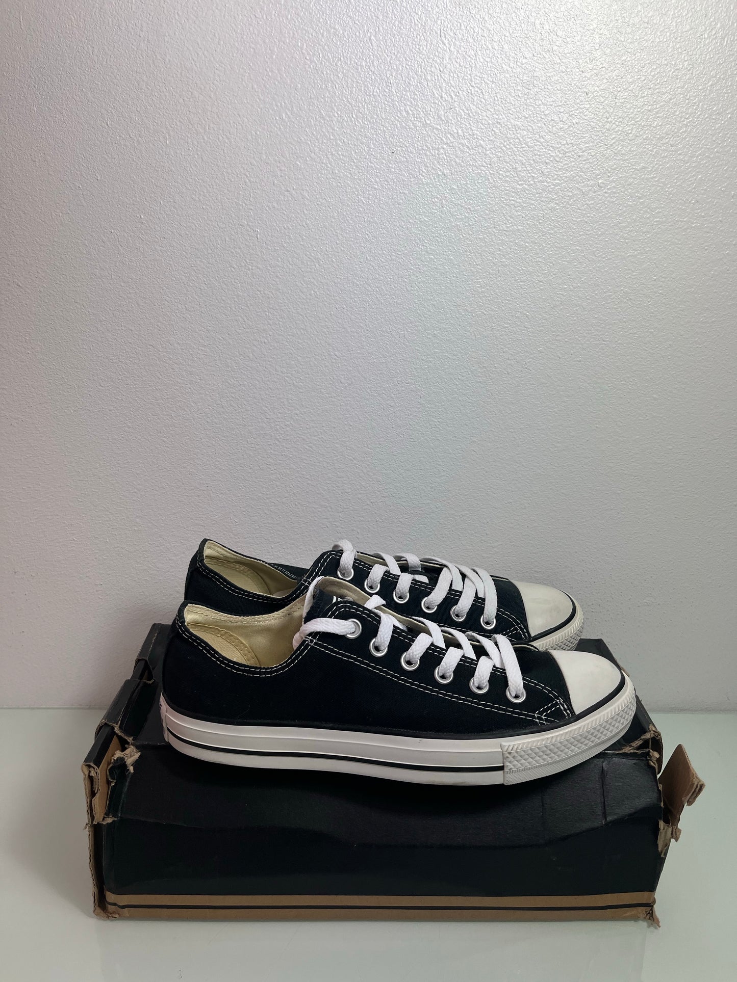 Converse Chuck Taylor All Star "Black/White" Men's 7.5 Women's 9.5- M9166