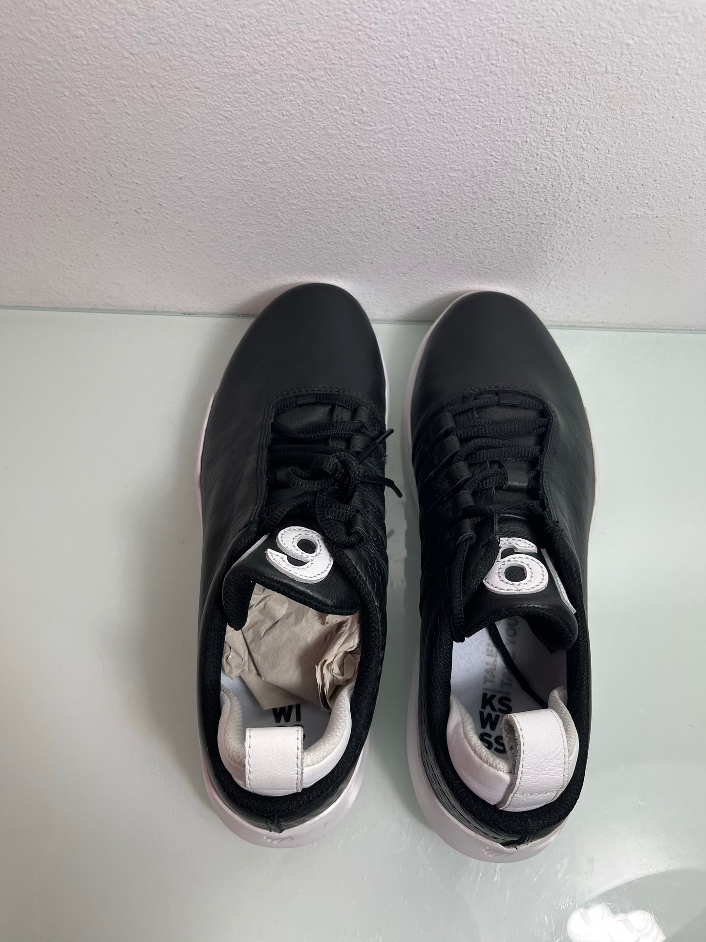 Gen-K Sneaker "Black/White" Men's 8.5- 05577 002 LOW