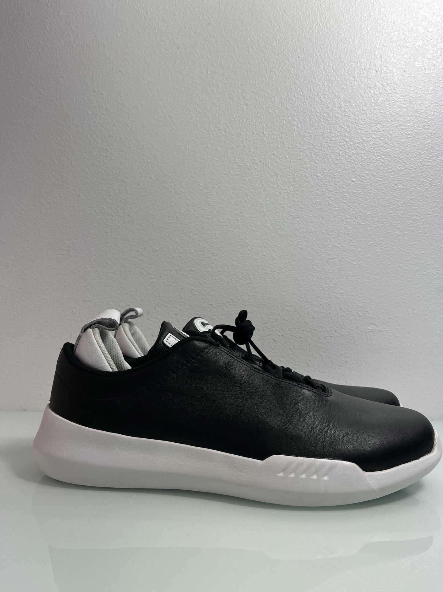Gen-K Sneaker "Black/White" Men's 8.5- 05577 002 LOW