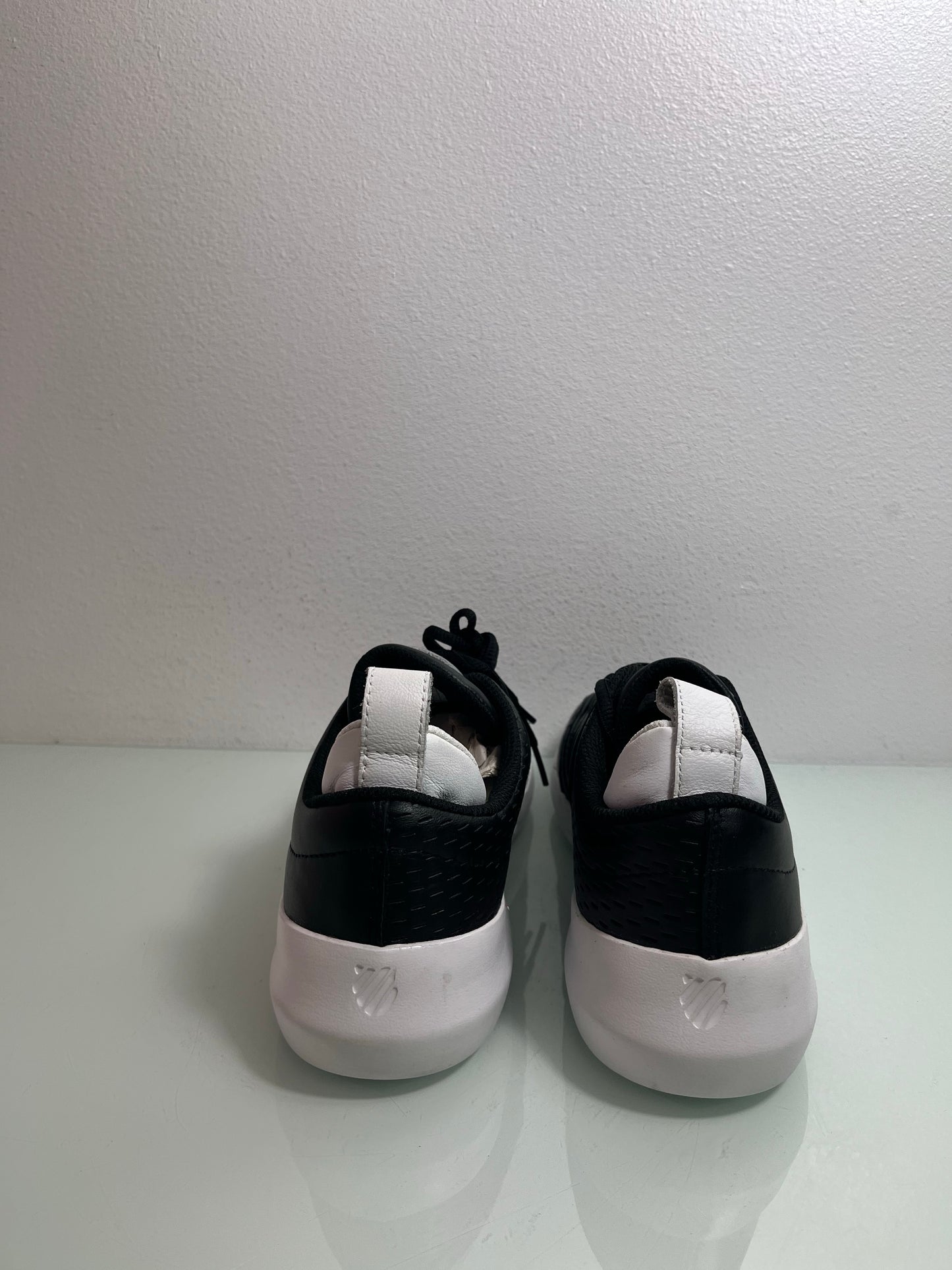 Gen-K Sneaker "Black/White" Men's 8.5- 05577 002 LOW