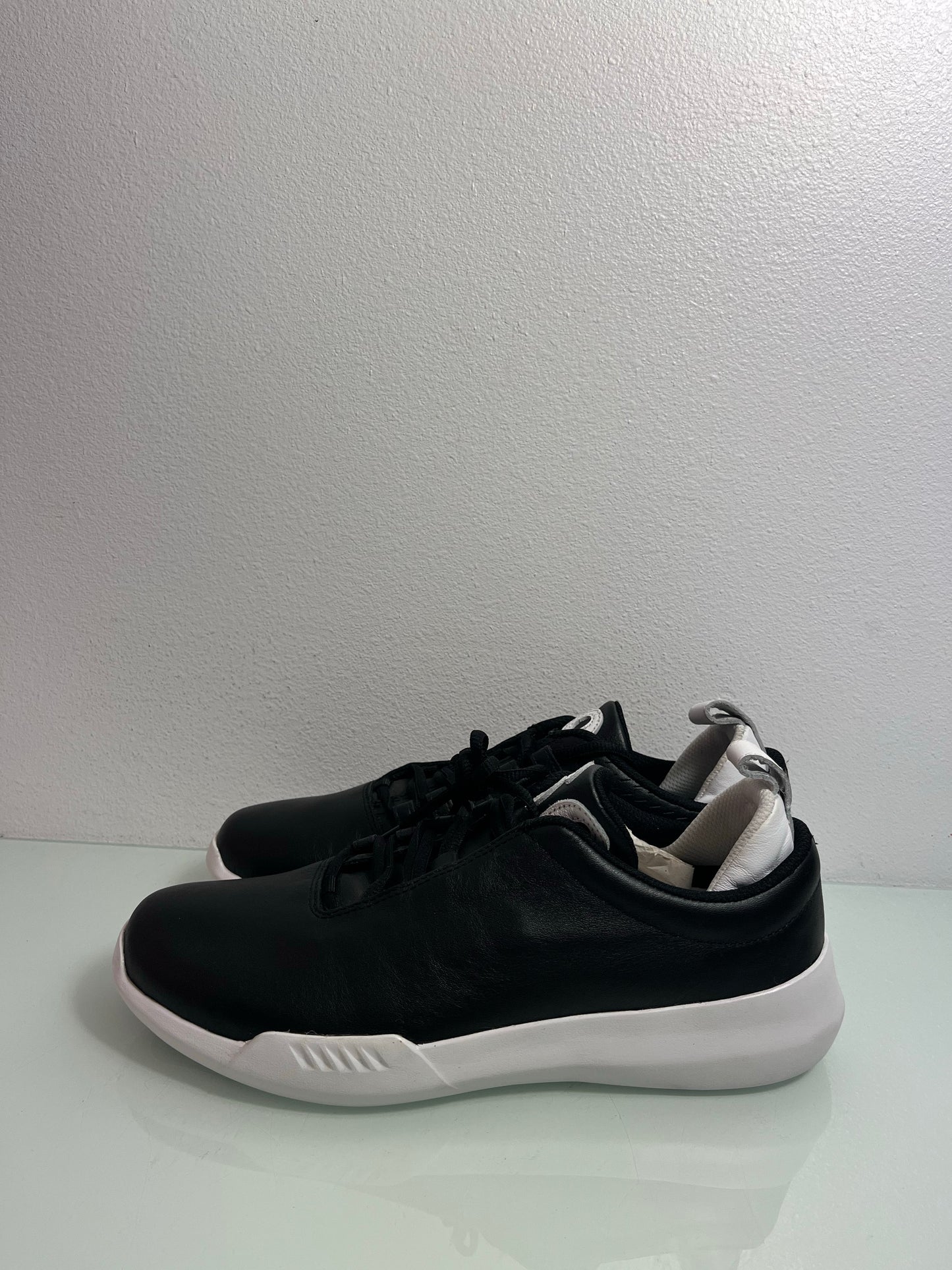 Gen-K Sneaker "Black/White" Men's 8.5- 05577 002 LOW